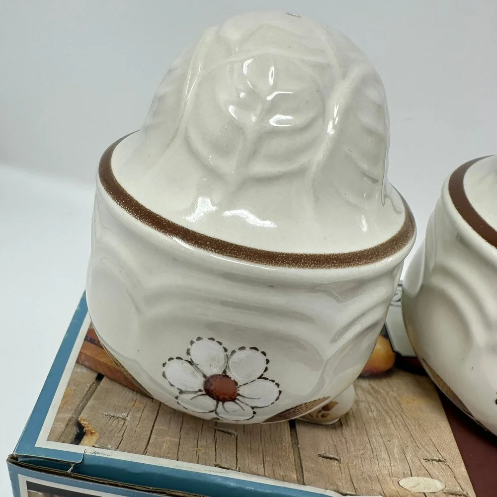 Hearthside Salt Pepper Shakers Unisex OS White Cumberland Mayblossom Stoneware
